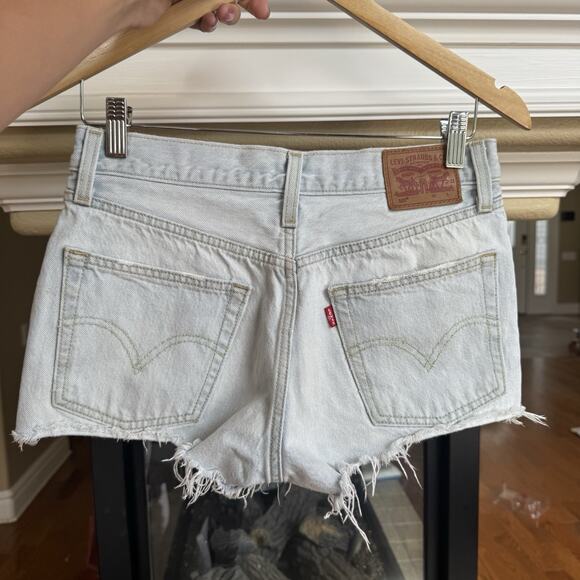 Levi's Womens 501 Jean Shorts Size 26 Button Fly Denim Light Wash Blue - Picture 3 of 6